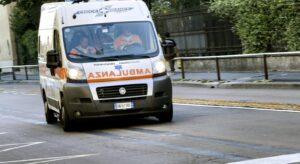 precipita dalla finestra e muore