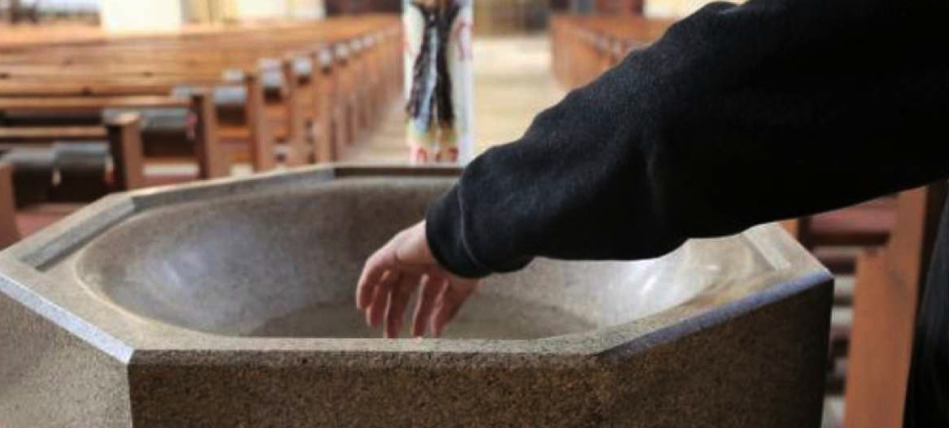 Escrementi nell'acquasantiera