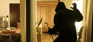 La picchiano e la derubano in casa