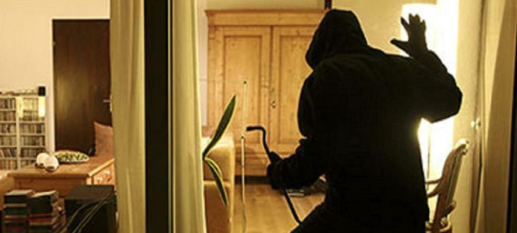 La picchiano e la derubano in casa