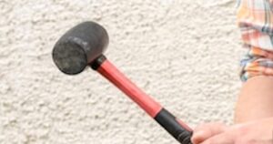 Aggredito a martellate