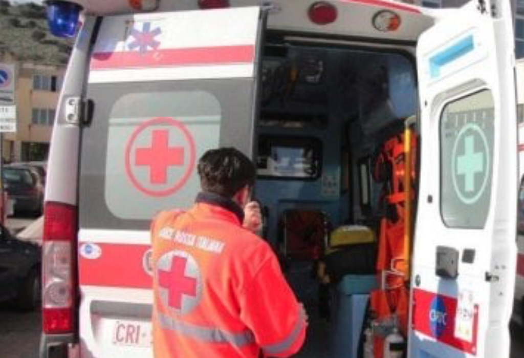 Uomo si lancia dal balcone