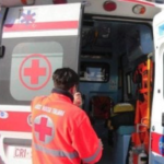 Uomo si lancia dal balcone