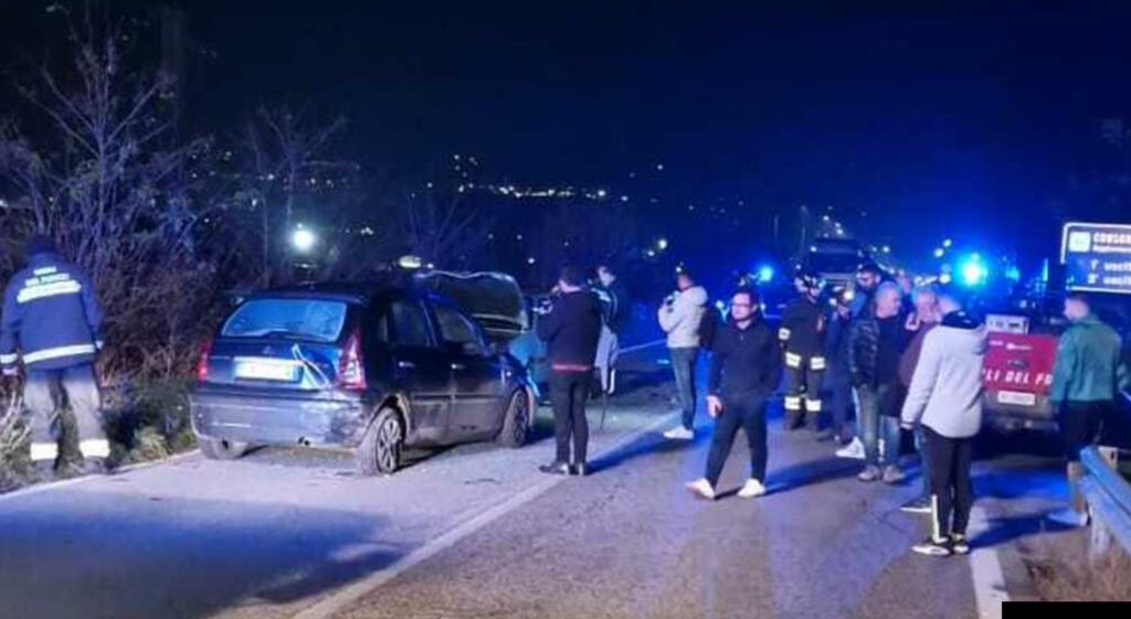 Pazzesca carambola tra 4 auto sulla Statale, 4 feriti: 2 sono gravi
