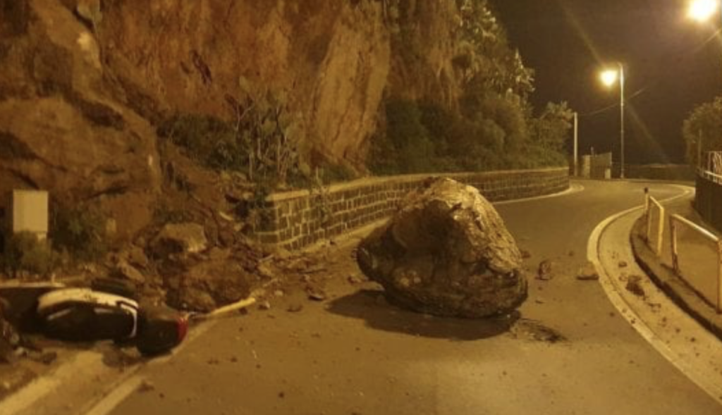 Crolla masso a Ischia