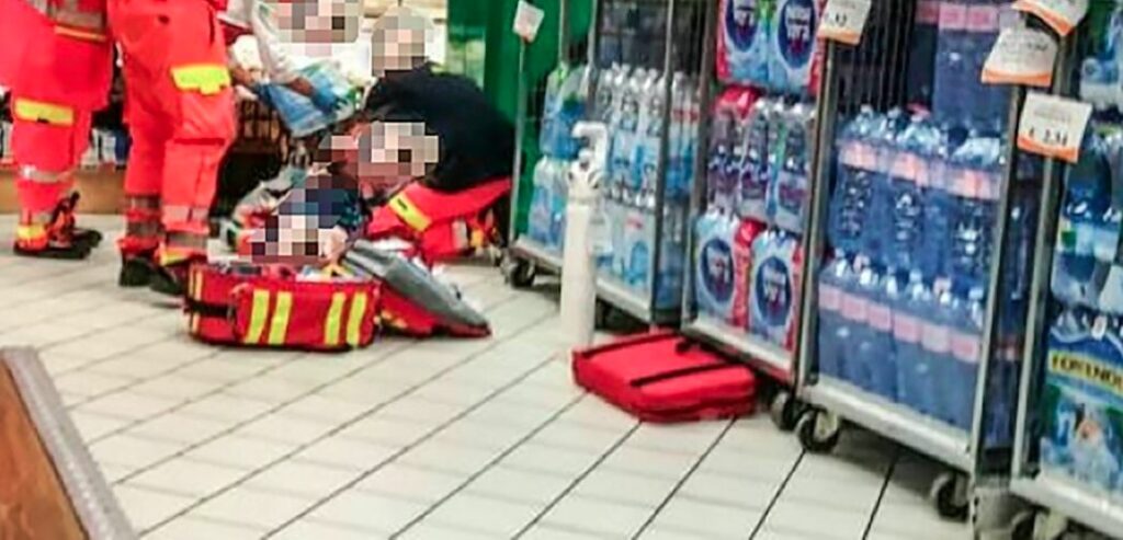 Donna si accascia al suolo mentre fa la spesa e muore: dramma al supermercato