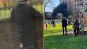 Si abbassa i pantaloni davanti ai bimbi