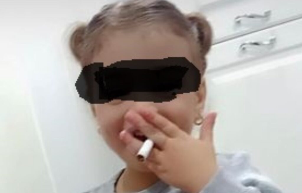 bimba con sigaretta