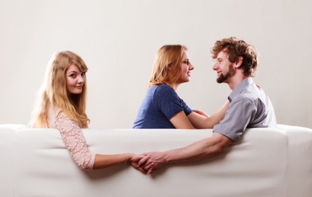 tradisce la fidanzata con la sorella