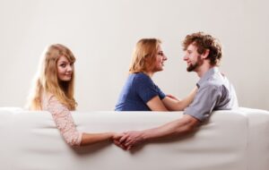 tradisce la fidanzata con la sorella