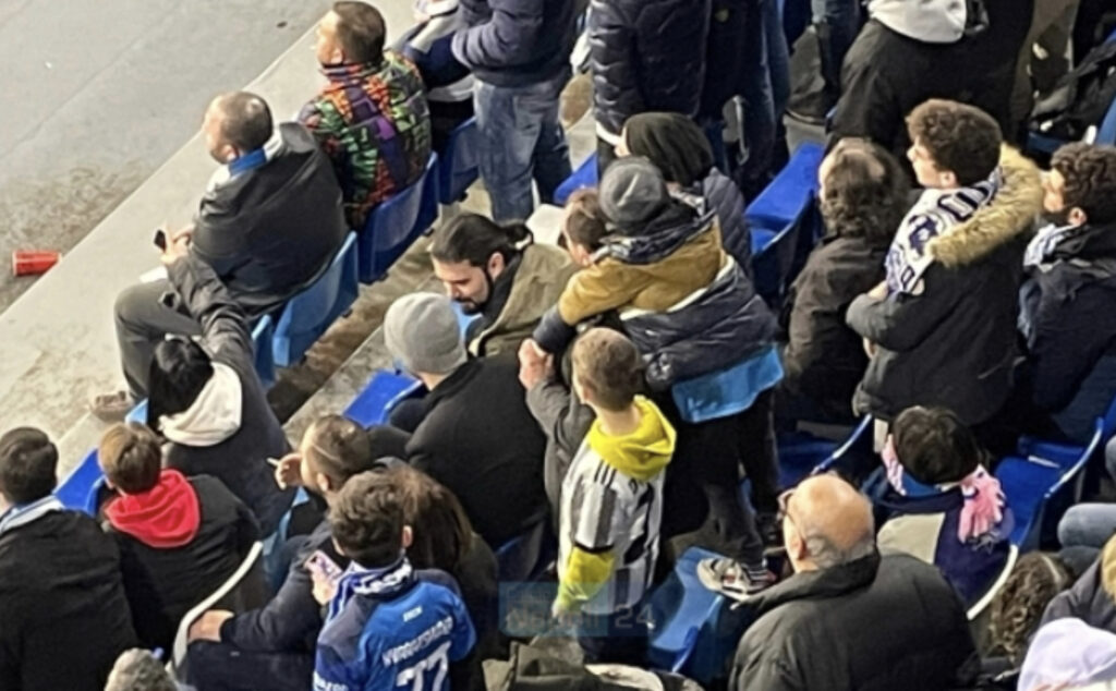 Bimbo indossa maglia Juventus al Maradona