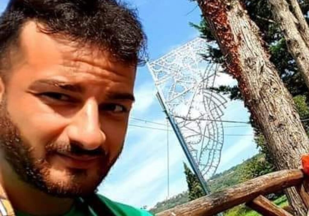 Muore schiacciato sotto il trattore