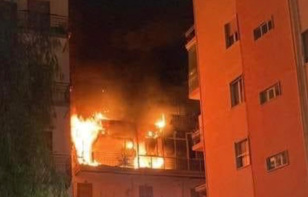 A fuoco un palazzo nel Napoletano: persone intrappolate, forse fuga di gasa