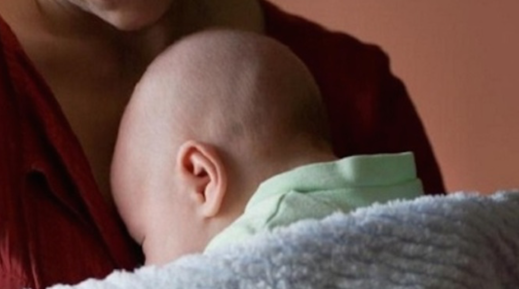 bimbo soffoca tappo aerosol