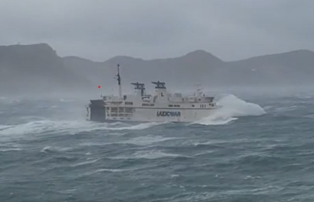 maltempo traghetto mare tempesta