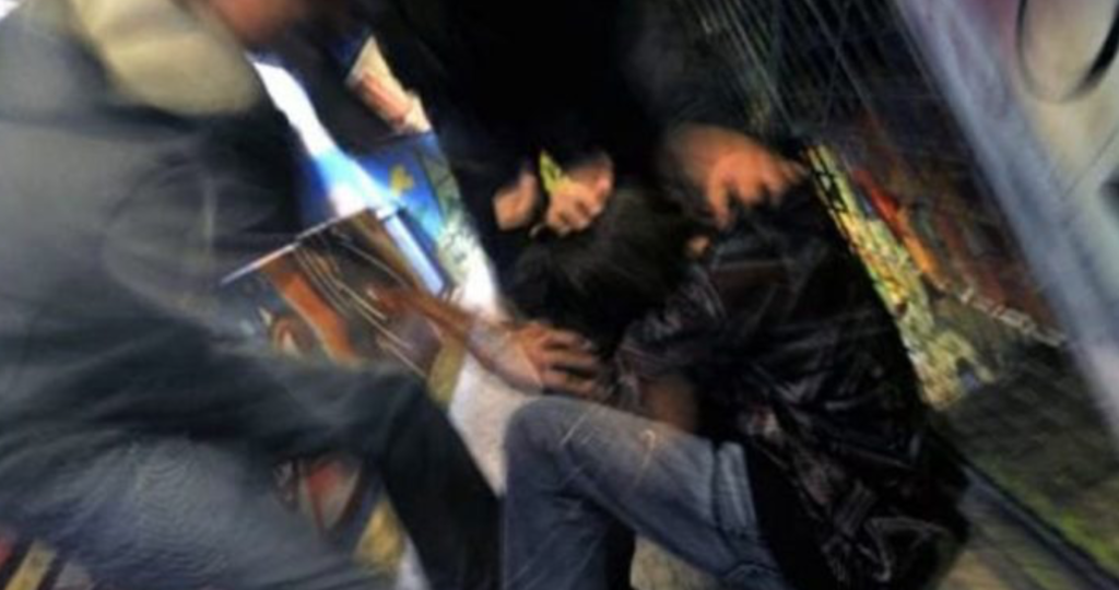 Napoli, entrano in un bar, impazzisce lo picchia e lo lascia in fin di vita: 18enne arrestato