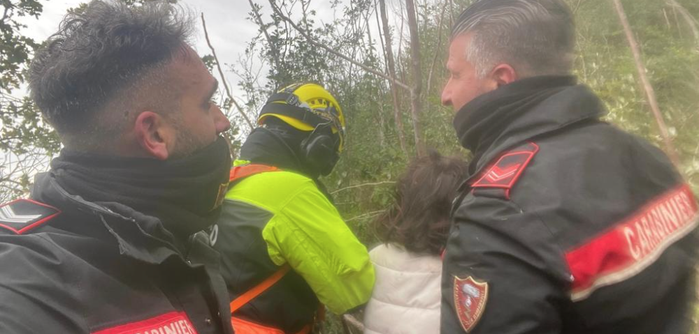 paziente con disturbi psichiatrici fugge dall'ospedale e cade in un burrone