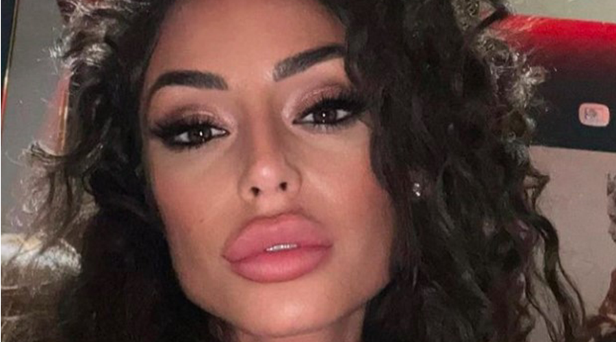 Raffaella Fico infiamma i social, il suo scatto di Capodanno: "Il paradiso"