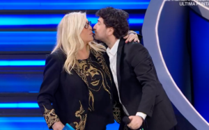 Alessandro Siani bacio Mara Venier