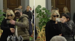 Selfie con Maria De Filippi alla camera ardente per Maurizio Costanzo