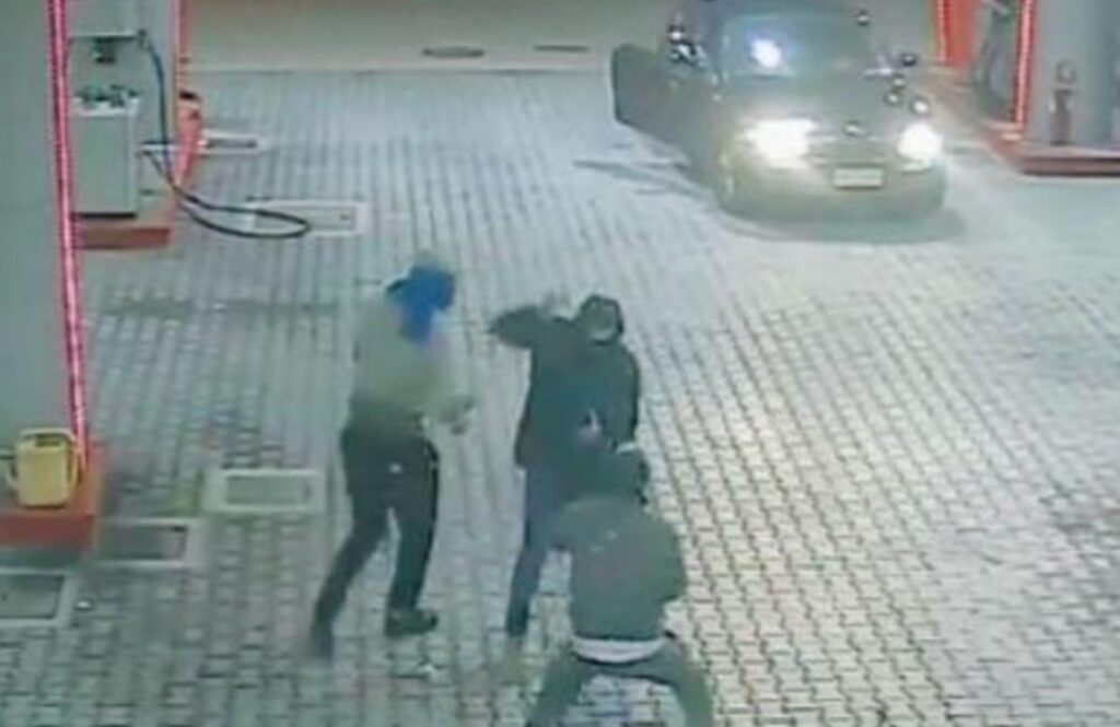 rapina distributore pompa di benzina