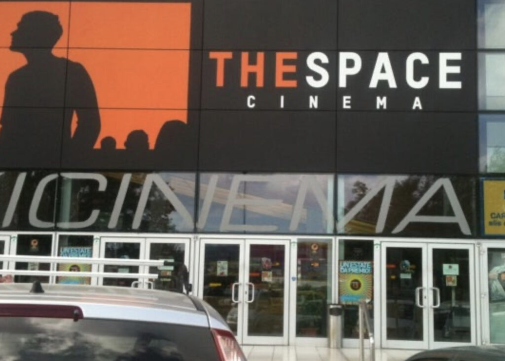 Ladro si rifugia dentro il cinema The Space di Napoli