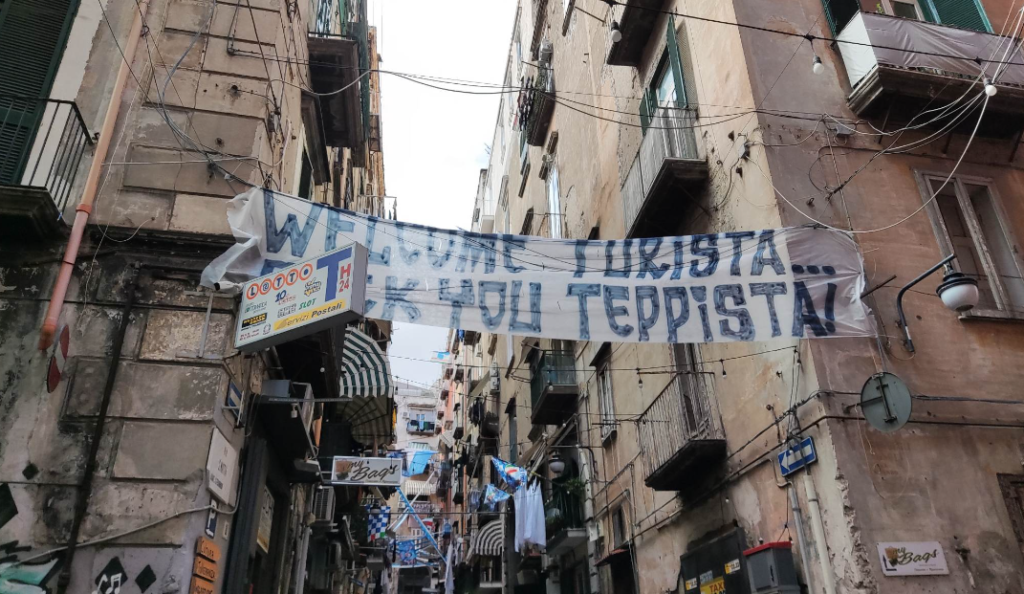 Lo striscione per i turisti ai Quartieri Spagnoli
