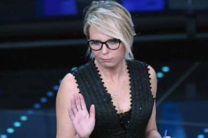 Maria De Filippi, le prime parole dopo la morte di Costanzo: "Torno a lavoro, vi spiego il motivo"