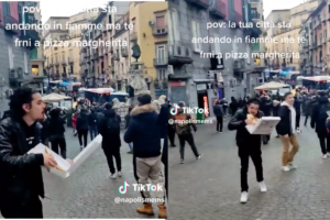 Napoli assediata dai tifosi tedeschi lui mangia la pizza