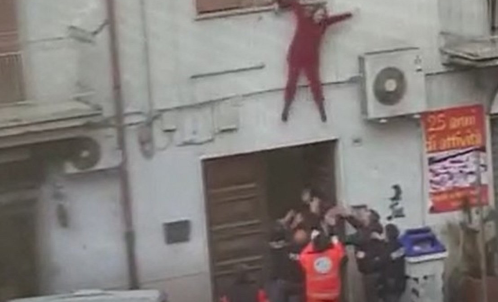 donna si lancia finestra benevento