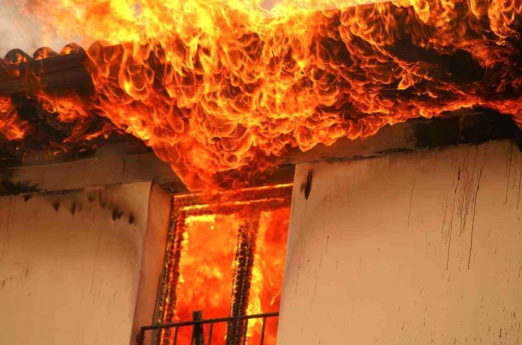 Tragedia nel Napoletano, entra in casa dove dormono la ex e i figli: "Li faccio saltare in aria"