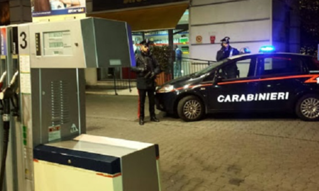 colpito pompa di benzina napoli