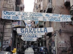 Lo striscione per il Napoli del primo scudetto ai Quartieri Spagnoli