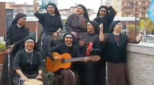 Anche le suore cantano e suonano per la festa scudetto del Napoli