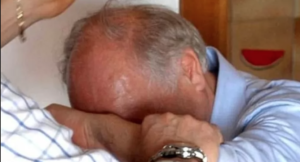 Minaccia il papà con un coltello e lo fa cadere a Ponticelli