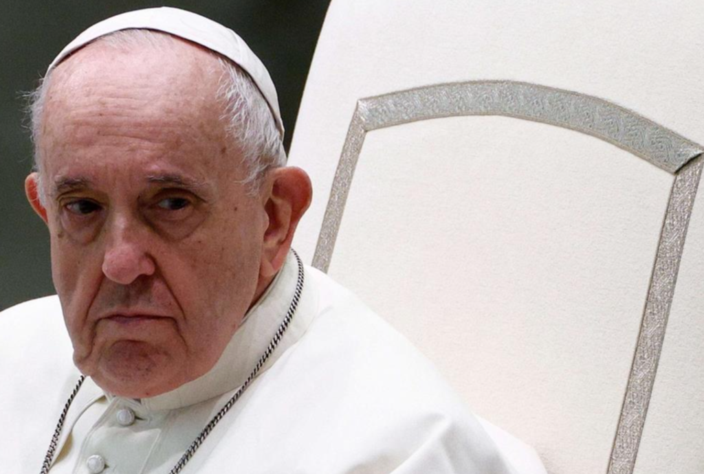 Paura in Vaticano per il Papa, auto impazzita forza un varco: i gendarmi sparano