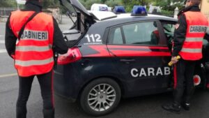 spara e colpisce figlia del vicino