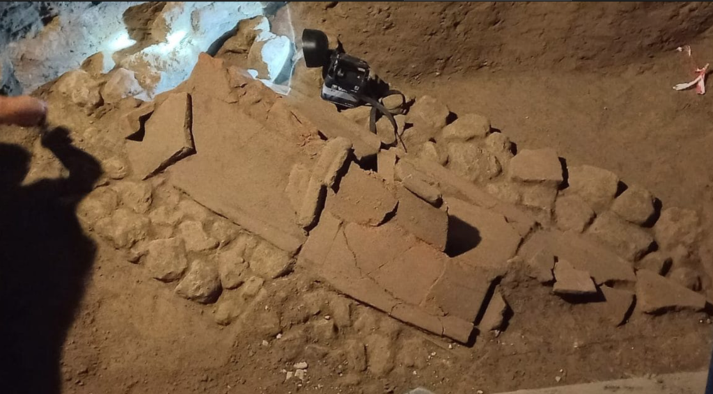 Tomba antica scoperta a Napoli, emerge lo scheletro di un bimbo di 2 anni