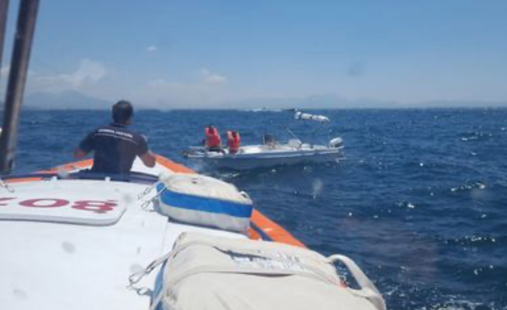 Paura in mare nel Golfo, barca con mamma, papà e due figli affonda a Procida