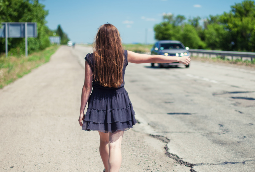 Fa l'autostop, viene violentata e lasciata in autostrada: arrestato 35enne di Napoli