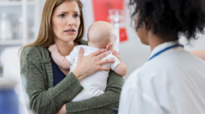 Tragedia nel Napoletano, mamma scopre che la figlia di 18 giorni non respira più: la corsa in ospedale