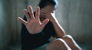 Orrore in provincia, entra in una casa e stupra un bambino: la nonna arriva e scopre tutto