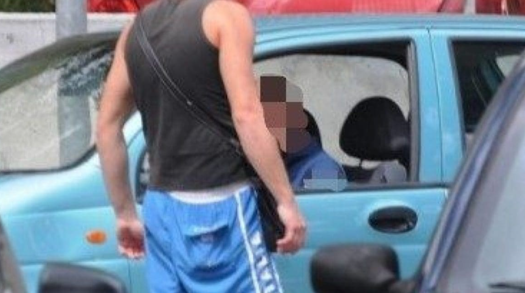 Napoli, non paga l'abusivo e lo sequestrano, alla fidanzati: "Dacci 60 euro se lo rivuoi"