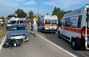 Terribile incidente in strada, morto ragazzo di 17 anni: scontro tra moto e auto