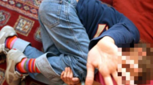 Orrore nel Napoletano, 26enne violentava la figlia minore e disabile della compagna