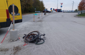 Napoli, travolge con l’auto il suo ex in bici e scappa